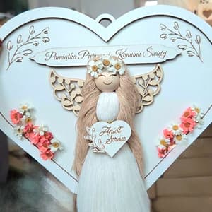 Aniołek pamiątka Komunii, biało-beżowy z kwiatami, rękodzieło z drewna i włóczki.