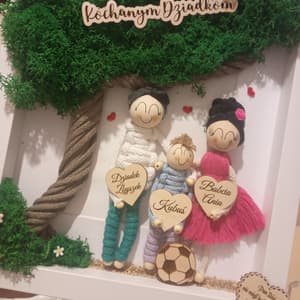 Ramka 3D z figurkami dziadków i wnuka pod drzewem z mchu, personalizowana, z drewnianymi detalami.