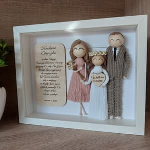 Ramka pamiątkowa z personalizowanymi figurkami z włóczki, pastelowa, z drewnianymi elementami.