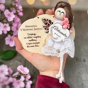 Podziękowanie komunijne, personalizowane z figurką aniołka, grawerowane drewno, koronka.
