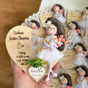 Aniołek rękodzielniczy, biały z brązowymi włosami, z grawerem, z drewna i włóczki.