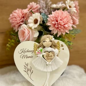 Figurka anioła, drewniana z białym sznurkiem i grawerem "Kochanej Mamie", rękodzieło z drewna i sznurka.