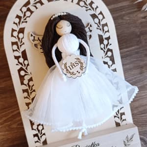 Aniołek komunijny, białe rękodzieło z drewna, tkaniny i włóczki.
