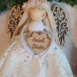 Ramka z aniołem, biała sukienka, drewniane skrzydła i serce "Anioł Stróż", dekoracja z mchu.