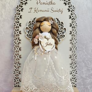 Pamiątka komunijna, biała figurka anioła z plecionymi włosami, wykonana z koronki i drewna.