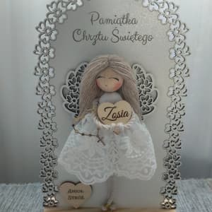 Aniołek pamiątka Chrztu Świętego, biała koronka i drewno, personalizowany z imieniem Zosia.