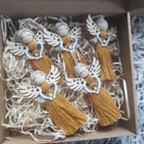 Zestaw aniołków z makramy z laserowanymi skrzydłami ze sklejki, świąteczna dekoracja rękodzielnicza.