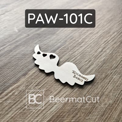 Skrzydło anioła wycinane laserowo ze sklejki, z grawerem "Kochanej Babci" i sercami.