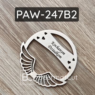 Skrzydła na obręczy, wycinane laserowo ze sklejki, z grawerem "Kochanym Dziadkom" i sercami.