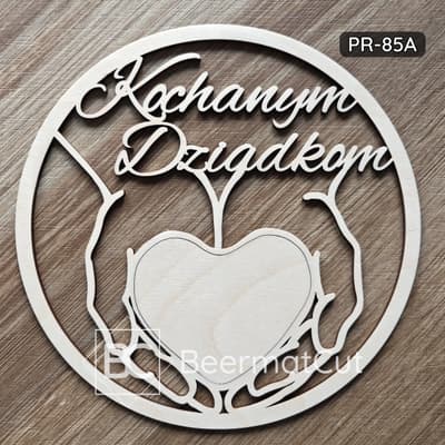 Obręcz baza do makramy ze sklejki wycinana laserowo, dłonie z sercem i napisem Kochanym Dziadkom.