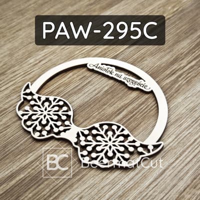 Skrzydła na obręczy, wycinane laserowo ze sklejki, z napisem "Aniołek na szczęście" i wzorem płatka śniegu.
