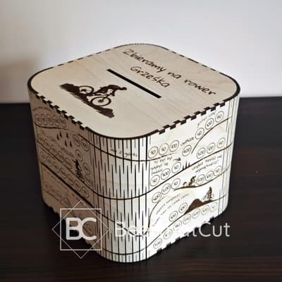 Skarbonka ze sklejki wycinana laserowo, personalizowana z motywem roweru, do oszczędzania.