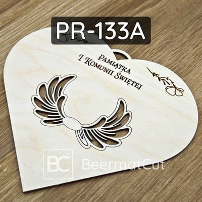 Baza do makramy ze sklejki wycinana laserowo, z motywem skrzydeł i napisem Pamiątka I Komunii Świętej.