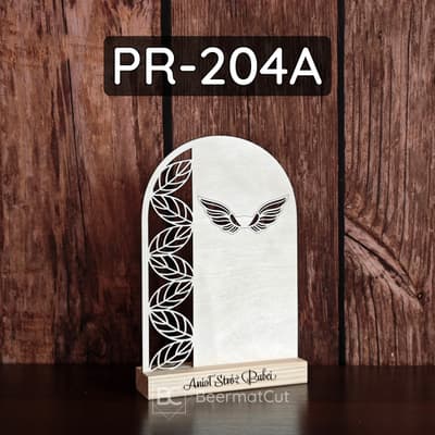 Baza na podstawce wycinana laserowo ze sklejki, z motywem liści i anielskich skrzydeł.