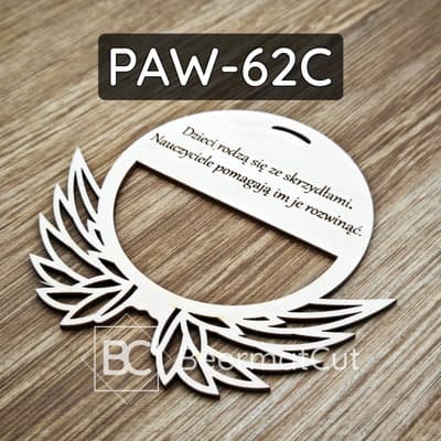 Skrzydła anioła na obręczy, sklejka wycinana laserowo, dekoracja z grawerowanym cytatem.