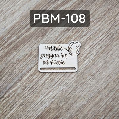 Baza do zakładki ze sklejki wycinanej laserowo z napisem "Miłość zaczyna się od Ciebie" i motywem motyla.