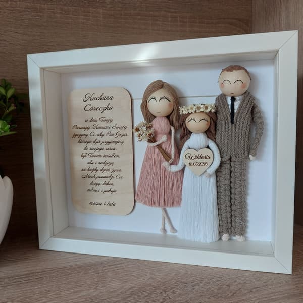 Ramka pamiątkowa z personalizowanymi figurkami z włóczki, pastelowa, z drewnianymi elementami.
