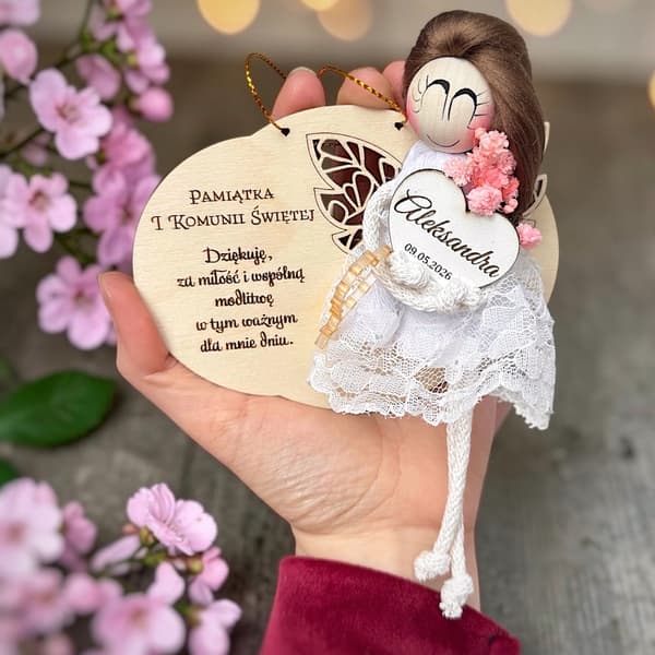 Podziękowanie komunijne, personalizowane z figurką aniołka, grawerowane drewno, koronka.