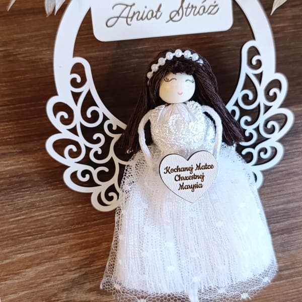 Aniołek podziękowanie, biały, ręcznie wykonany z koronki i drewna, z personalizowanym sercem.