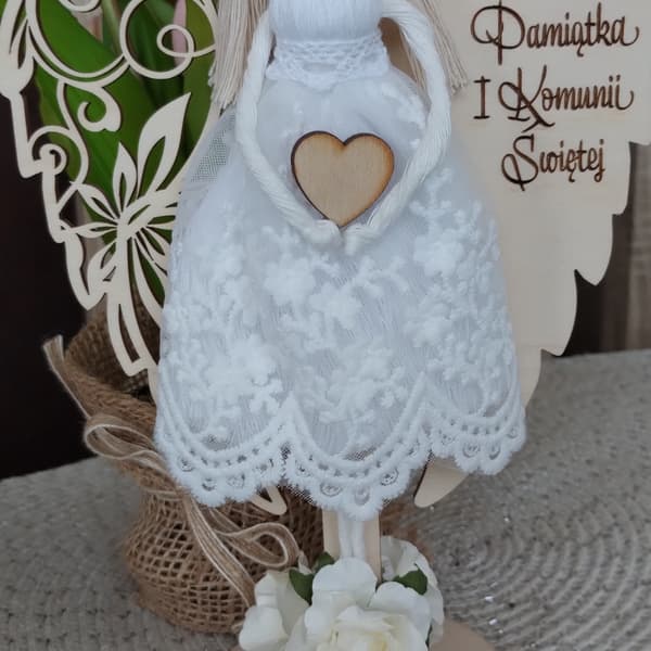 Figurka anioła, biała koronka, drewniane detale, pamiątka I Komunii Świętej.