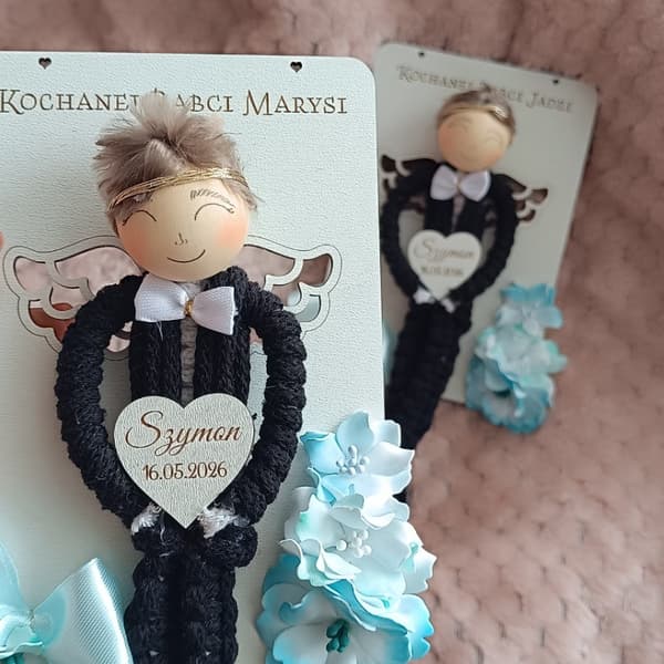 Aniołek szydełkowy, czarno-biały, z drewnianymi elementami i personalizowaną zawieszką.