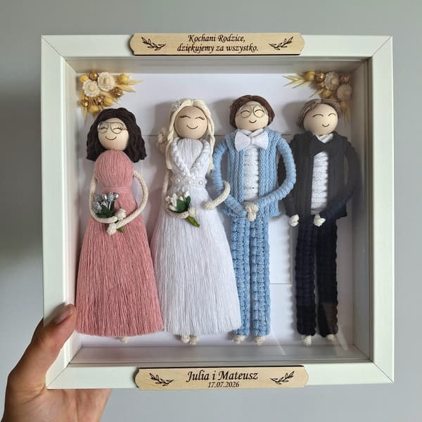 Ramka pamiątkowa ślubna, personalizowana, figurki makrama z włóczki i drewna.